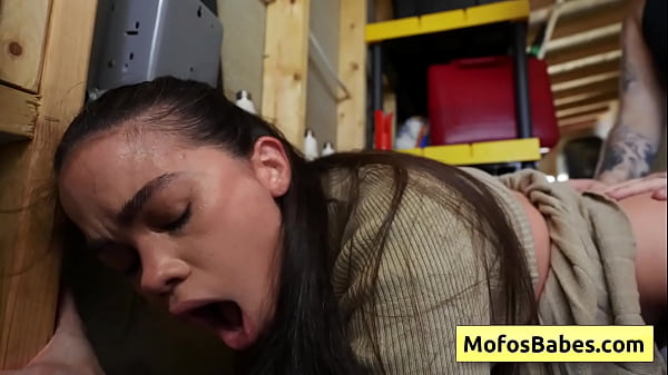 Una ragazza bruna arrapata si arrapa e scopa il suo giardiniere nel suo furgone (Angelina Moon, Logan Xander)