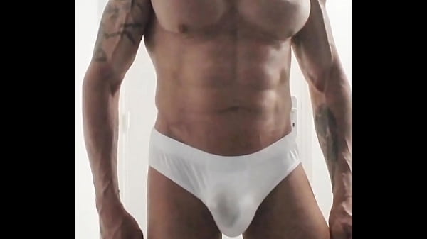 Exhibitionistin in der Umkleidekabine, ich pinkle in meine Unterwäsche, bevor ich darin ejakuliere,