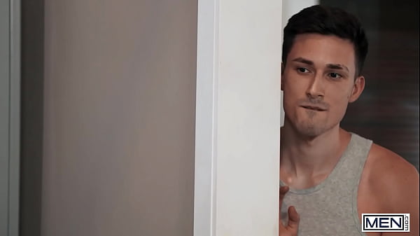 UOMINI - Kane Fox guarda Roman Todd mentre pompa ferro in palestra, si arrapa per il suo cazzo