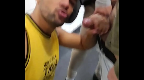 SUCKER SUCKING SEVERAL MALES NO TOILET DO &Ocirc_NIBUS TERMINAL- COMPLETE NO SHEER.COM.