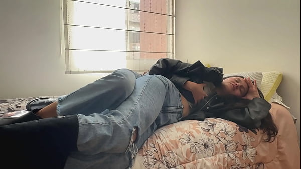 Due lesbiche troie scopano con giacche di pelle e stivali.