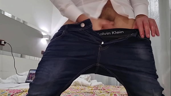 PANTALONI, GEMITI E SBORRA FORTEMENTE | DIALOGO IN ITALIANO - SBORRATA IN PRIMO PIANO CON UN ENORME CAZZO