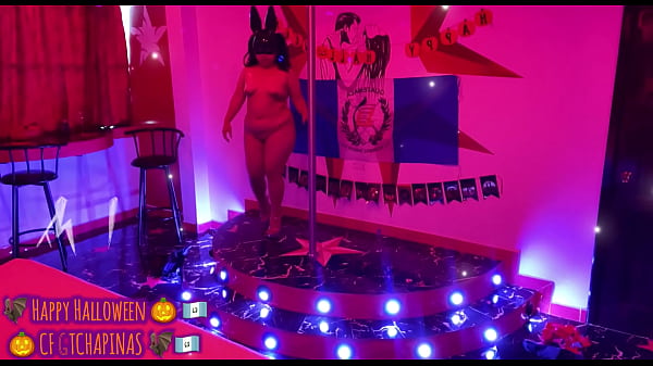 La coniglietta di Playboy dice Buon Halloween sulla passerella alla sua Chapina Bella