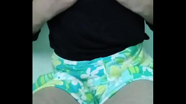 La giovane ragazza bianca si diverte in minigonna