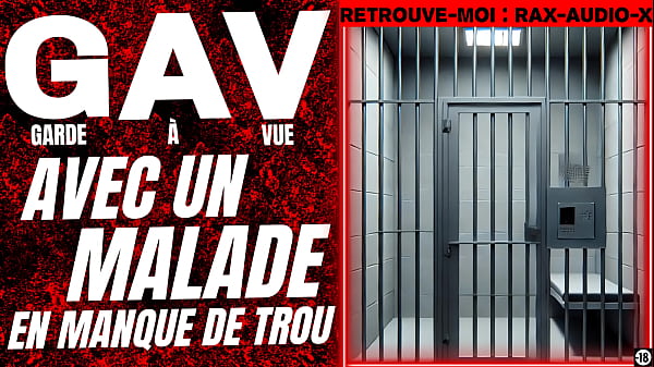 Un bobo viene umiliato e contaminato dal suo compagno di cella mezzo danneggiato