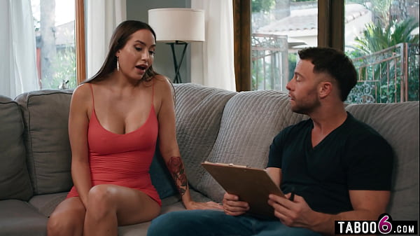 Volkszählerin erwischt heiße Latina-MILF Desiree Dulce beim Masturbieren