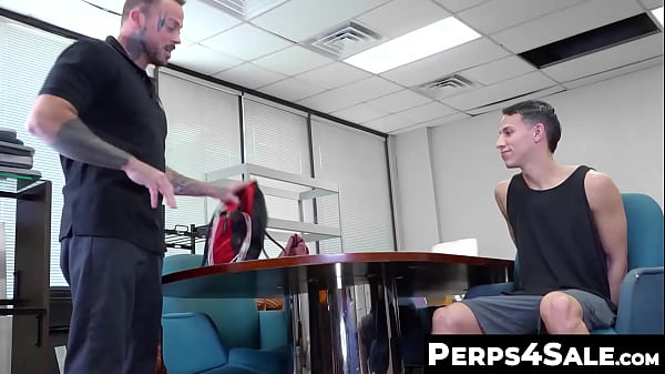 Perps4Sale.com - Sean Duran &amp_ Des Irez - El semental gay tatuado Dez Irez monta la polla del oficial Sean Duran