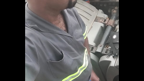 Ho fermato il camion per pisciare ed è venuto fuori quell'odore di pika che mi ha fatto arrapare