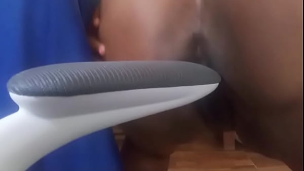 Una credente cattiva con tensione si mette il bracciolo della sedia nella sua figa