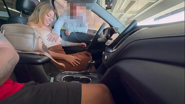 TRABAJADOR DE ESTACIONAMIENTO ME FOLLA EN LA CALLE FRENTE A MI MARIDO Y NOS ENCUENTRAN!