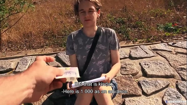 Twink Albert pinta o retrato de um cara e mostra a ele seu pau enorme por dinheiro debaixo de uma ponte - BigStr