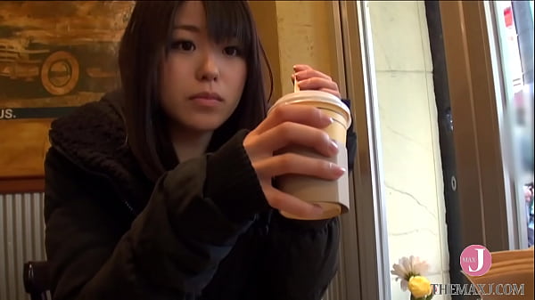 Cuando juega con su coño empapado con la mano, se corre más en serio y no duda en tocar la polla y chuparla en su boca.