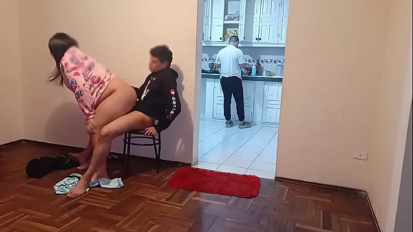 Ich gehe zum Haus meiner besten Freundin und die Frau ist eine totale Hure, sie will immer, dass ich sie ficke, weil ich es besser kann als ihr Mann