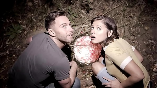 Adriana Chechik e il suo fidanzato vengono prelevati dagli alieni per esibirsi in uno spettacolo di sesso dal vivo nell'UFO - Film completo su FreeTaboo.Net