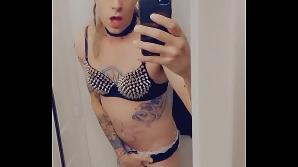 Wunderschöne feminisierte Transe wird supergeil