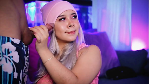 Rubia gordita de cara linda le chupa la polla a su novio