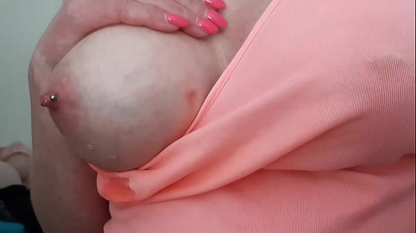 Auf meine großen Titten und gepiercten Brustwarzen spucken