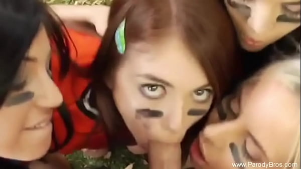 Tiempo sexy con fútbol y porristas disfrutando