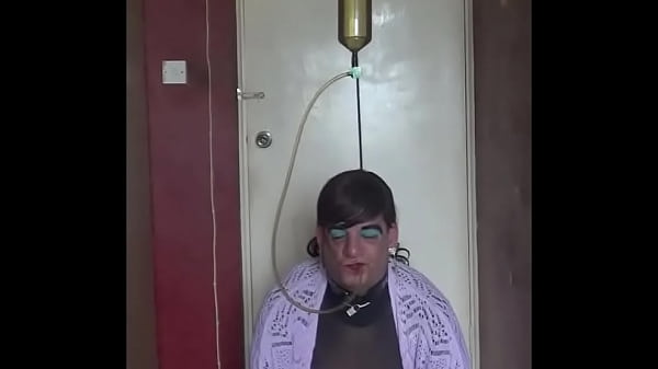 Sissy crossdress avrà la bocca spalancata per la tua pipì