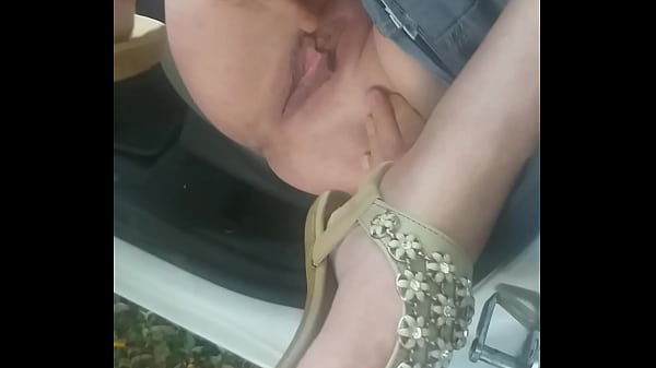 ÖFFENTLICHER FICK: Junger Mann bezahlt Obdachlose für Sex in der Öffentlichkeit