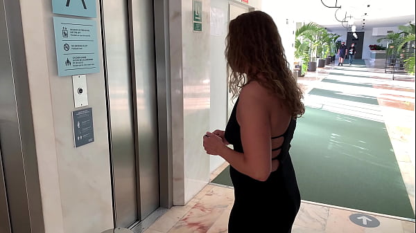 Sexy und geile Schlampenfrau masturbiert auf dem Balkon des Hotels in Playa de las Americas, Teneriffa