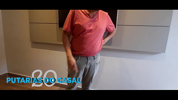 Als er dort ankam, ging der Fernsehtechniker zum Motel, um den Fernseher zu reparieren. Callgirl betritt den Raum, um den Kunden zu bedienen. Im Raum befand sich der Fernsehtechniker. Diese freche Blondine trank einen Muschitee mit dem Fernsehtechniker.