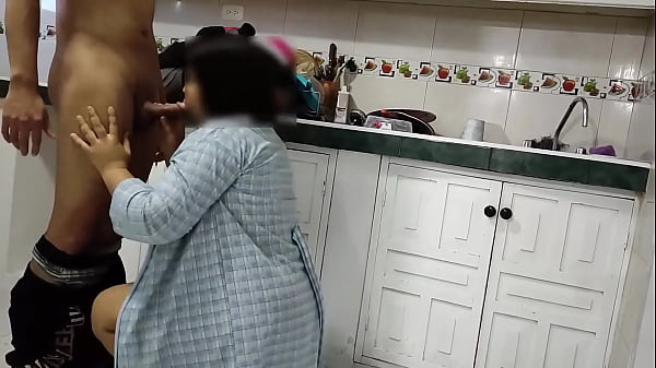 el chico del delivery si que tiene suerte la se&ntilde_ora no tiene como pagarle lo que le trajo y termina pagandole con su cuerpo ya quisieran tener todos la misma suerte