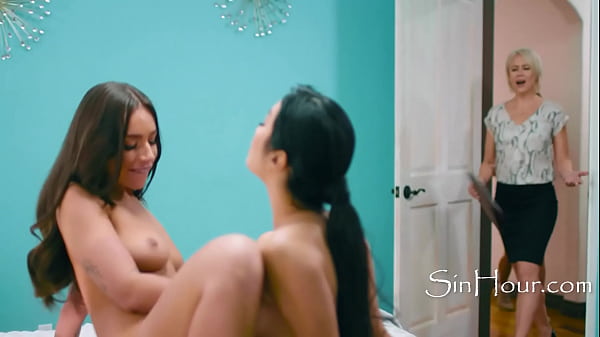 Coppia lesbica segna una casa aperta con i loro succhi di figa