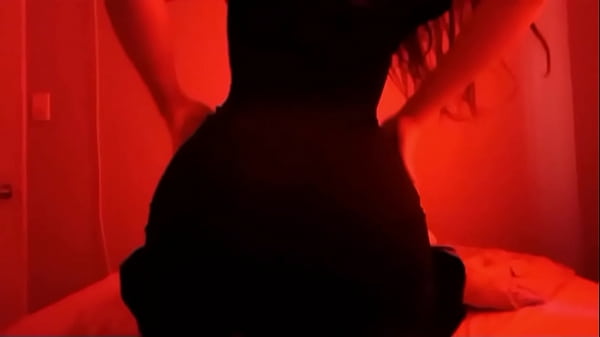 Madrastra sexy y caliente entra en la habitación de su hijastro y se lo folla por primera vez