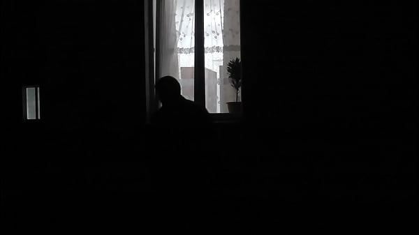 Sbirciare dalle finestre. Voyeur. Di sera, per strada, un passante casuale guarda nella finestra della camera da letto e filma con la fotocamera dello smartphone mentre una sexy MILF bionda si spoglia, va a letto, si masturba la figa, ottiene un forte orgasmo bagnato. All'aperto All'aperto