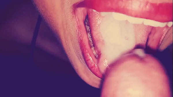 Ragazza teenager carina con un pompino