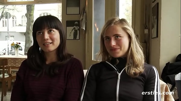 Ersties: Sexy lesbische Freundinnen probieren etwas Neues aus, indem sie einen Strap-On tragen