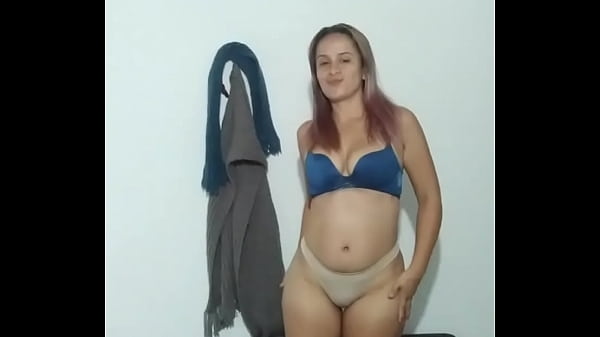 modelo rubia mostrando su cuerpo