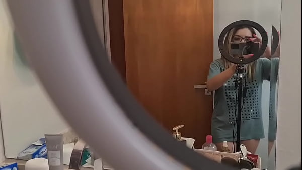 Rubia caliente fue a arreglarse el cabello, pero dejó su coño mostrando