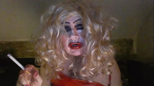 Sissy Fag Slut desesperada, Sarah, fuma, se mete un consolador grande y negro, se masturba