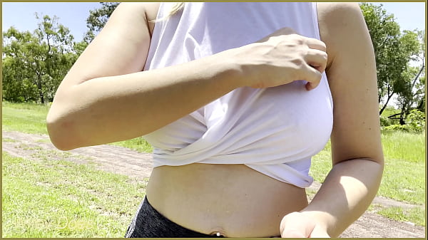 Heiße MILF rennt in nassem, engem T-Shirt und bauchfreiem Top öffentlich zur Schau