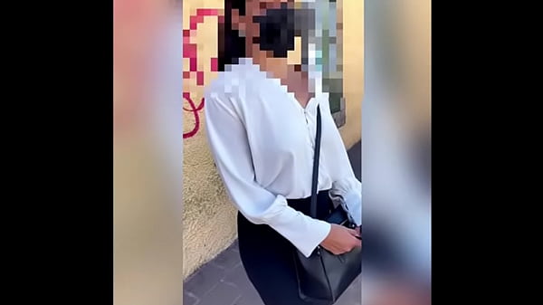 Sexo por DINERO! Le ofrezco DINERO a SE&Ntilde_ORA Mexicana Sumisa que Estaba Esperando su Cami&oacute_n para Irse a Trabajar! Le Doy Dinero para que me la CHUPE en la CALLE y no Vaya a Trabajar! PARTE #1