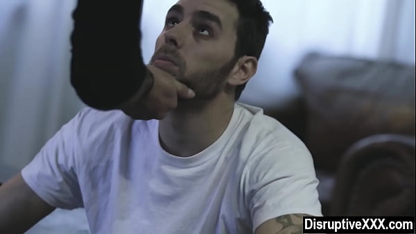 Ragazzo etero senza casa scopato dal fratellastro gay