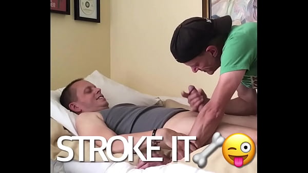 Sexy Daddy wichst und streichelt und lutscht meinen Schwanz, bis er meine Ladung schluckt. Sacramento ist mein Zuhause, also schick mir eine Nachricht und hinterlasse Kommentare zu den Videos. Er hatte Hunger und ich fütterte ihn mit einer 4-Tages-Futter.