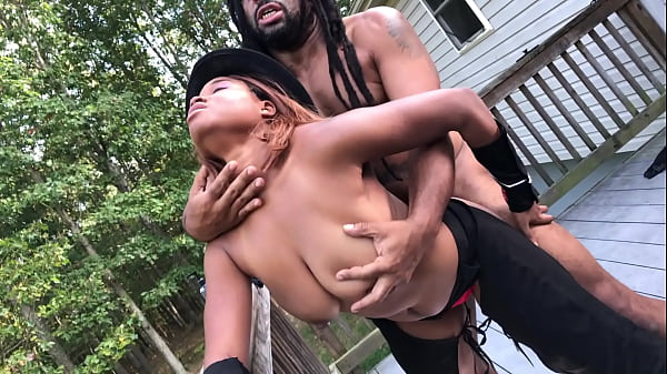 Nina Rivera wird von Don Whoe auf der Terrasse im Hinterhof gebohrt. Don und Nina SuperHotFilms Halloween-Cosplay-Kostüm