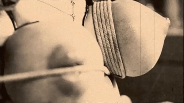 Londra oscura vintage, all'ombra degli anni Sessanta, bondage con corda