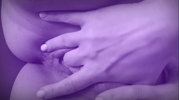 Violette Liebesgeheimnisse | Echte MILF beim Solo-Sex, fingert Muschi und Sperma
