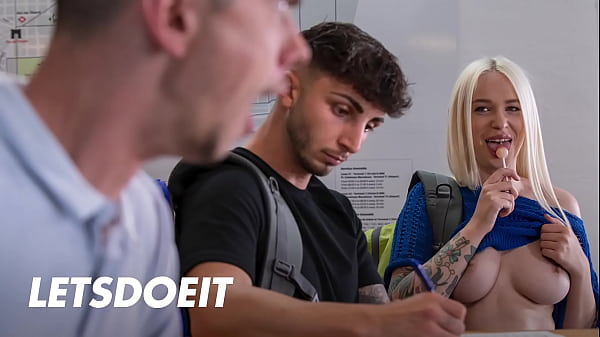 Uno stallone prova a cercare la sua fidanzata ma questa stronza Arteya sta già succhiando il grosso pene della receptionist e poi lo cavalca per bene - HORNY HOSTEL