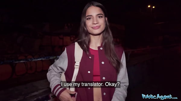 L'agente pubblico, una modella francese, è più che felice di farsi scopare da uno sconosciuto in pubblico