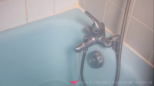 Vends-ta-culotte - Joven francesa amateur se acaricia en el baño - Violette des &eacute_toiles