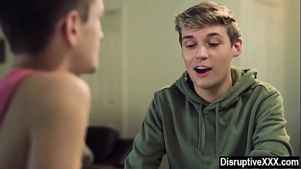 Il fratellastro fa una cosa a tre con il fratellastro e il suo amico