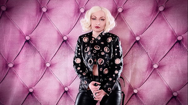 Maleducato video POV FemDom con strap-on. Leggings in pelle e giacca nera. Dominatrice