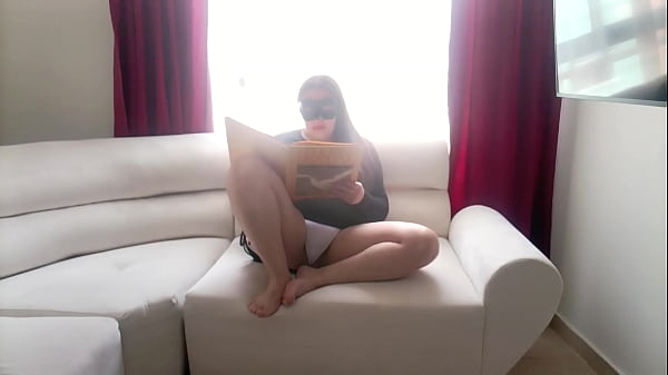 Hermanastra latina se calienta leyendo un viejo libro sexual con los dedos y le chupa la polla a su hermanastro en Brooklyn Usa 1 FULLONXRED