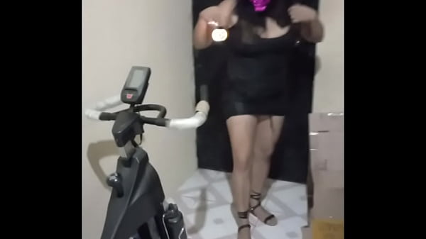 STO CHIEDENDO DELLE CARAMELLE AI MIEI VICINI E UNO DI LORO MI HA INVITATO A CASA SUA PER PARLARE, DOPO AVER PARLATO ABBIAMO GUARDATO UN FILM PORNO, CI SIAMO RISCALDATI E ABBIAMO COMINCIATO A SCOPARE SUI MOBILI DEL SOGGIORNO. VERO PORNO