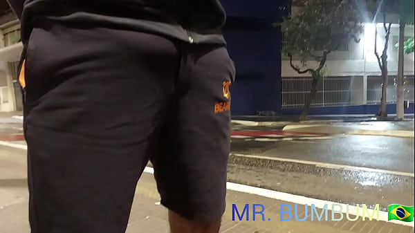 DADDY BÄR AM PUNKT VON &Ocirc_NIBUS MIT EINEM HARTEN SCHWANZ NIMMT DIE KLEINE SCHLAMPE NACH HAUSE UND GIBT DER HÜNDIN EINEN HAHN (VOLLSTÄNDIG AUF ROT)